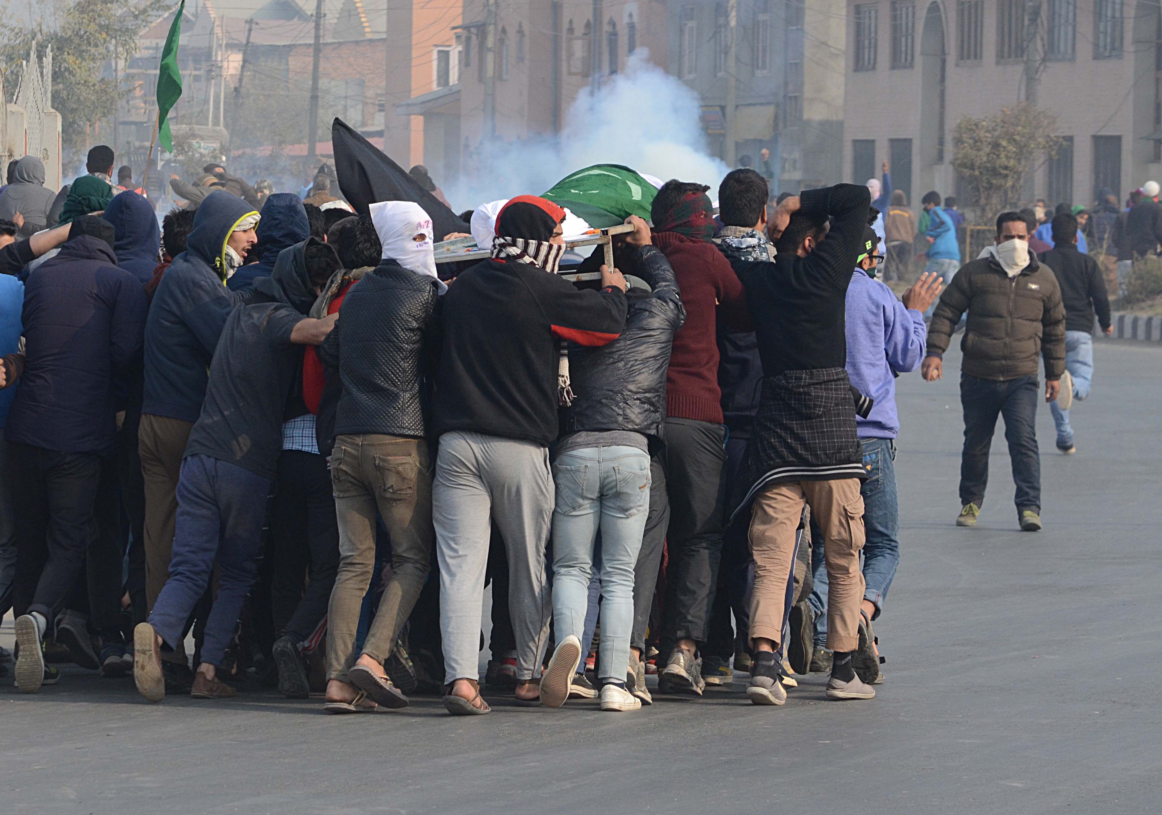 People retreat with the dead body of teenager Kaiser Hameed Sofi after police fired gunshots in air to disperse them. Photo: Faisal Khan 