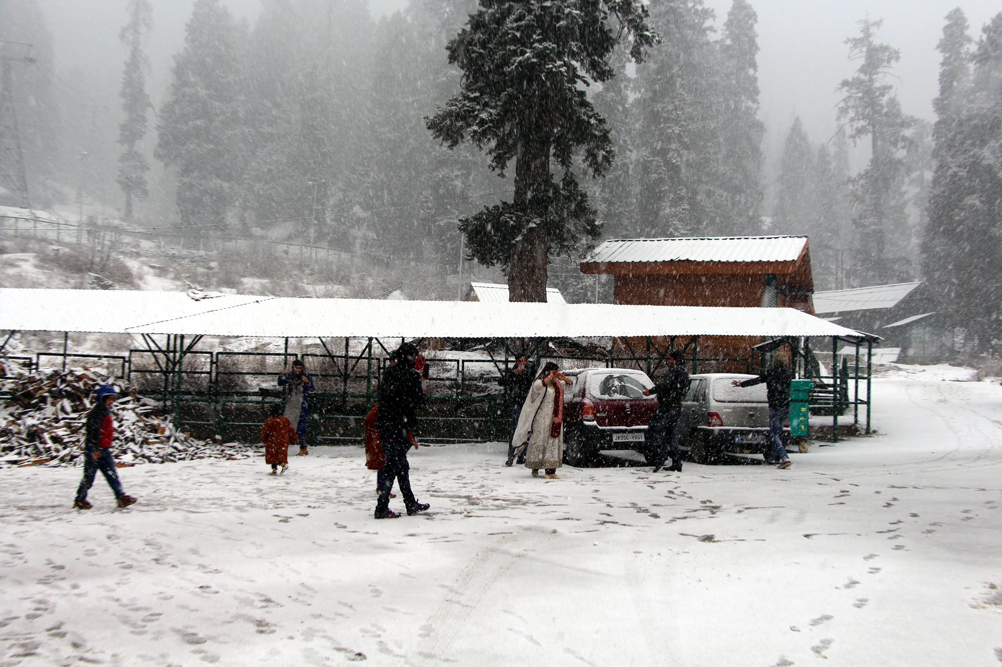 seasons-first-snowfall-in-gulmarg-photo-by-nissar-malik-1