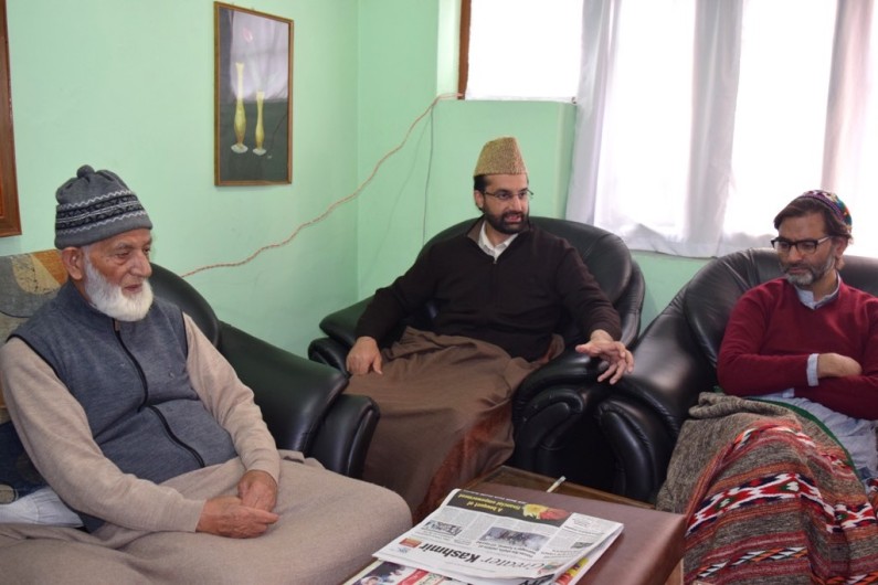 Mirwaiz condemns continuous siege of Jamia masjid