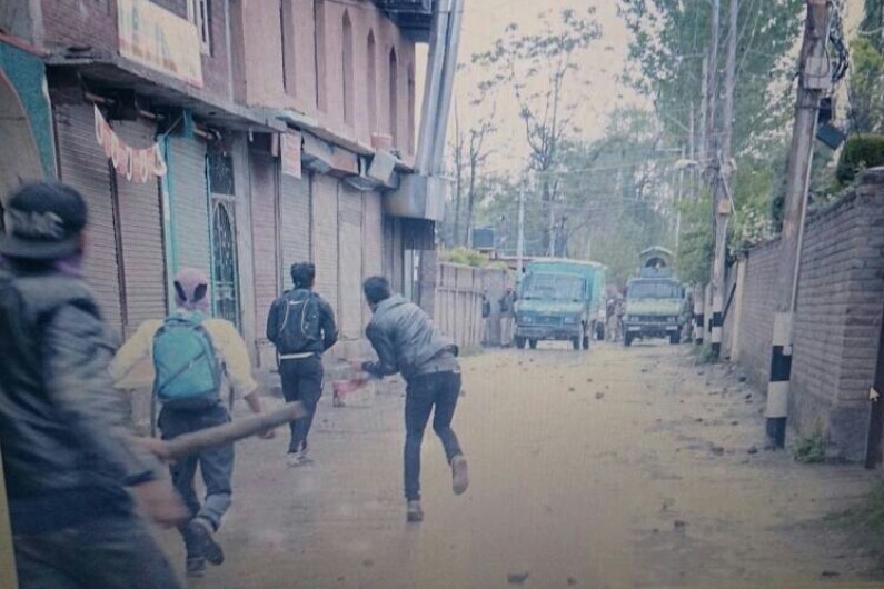 Students clash with police in Srinagar
