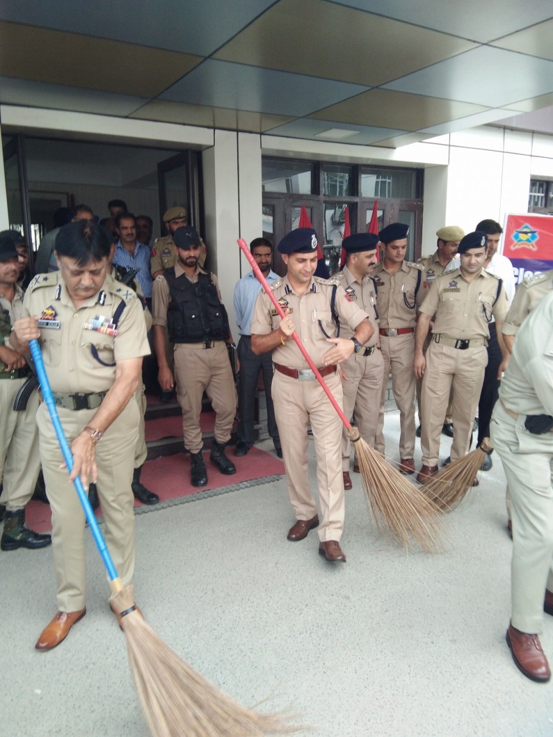 Cops pick up brooms for ‘Swachh Bharat Abhiyan’