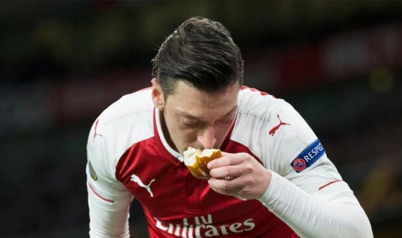 German Muslim footballer Ozil kisses bread thrown at him by fans