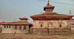 Victim of egos:  A 600-yr-old monument in downtown Srinagar is closed for public since 2002, thanks to sectarianism