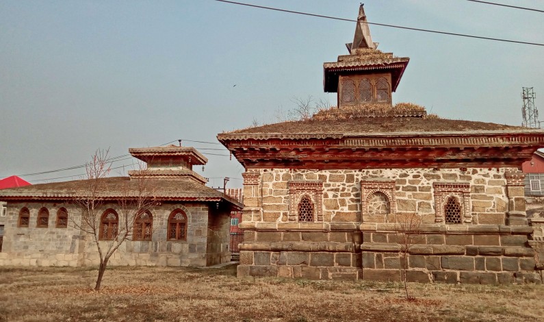 Victim of egos:  A 600-yr-old monument in downtown Srinagar is closed for public since 2002, thanks to sectarianism